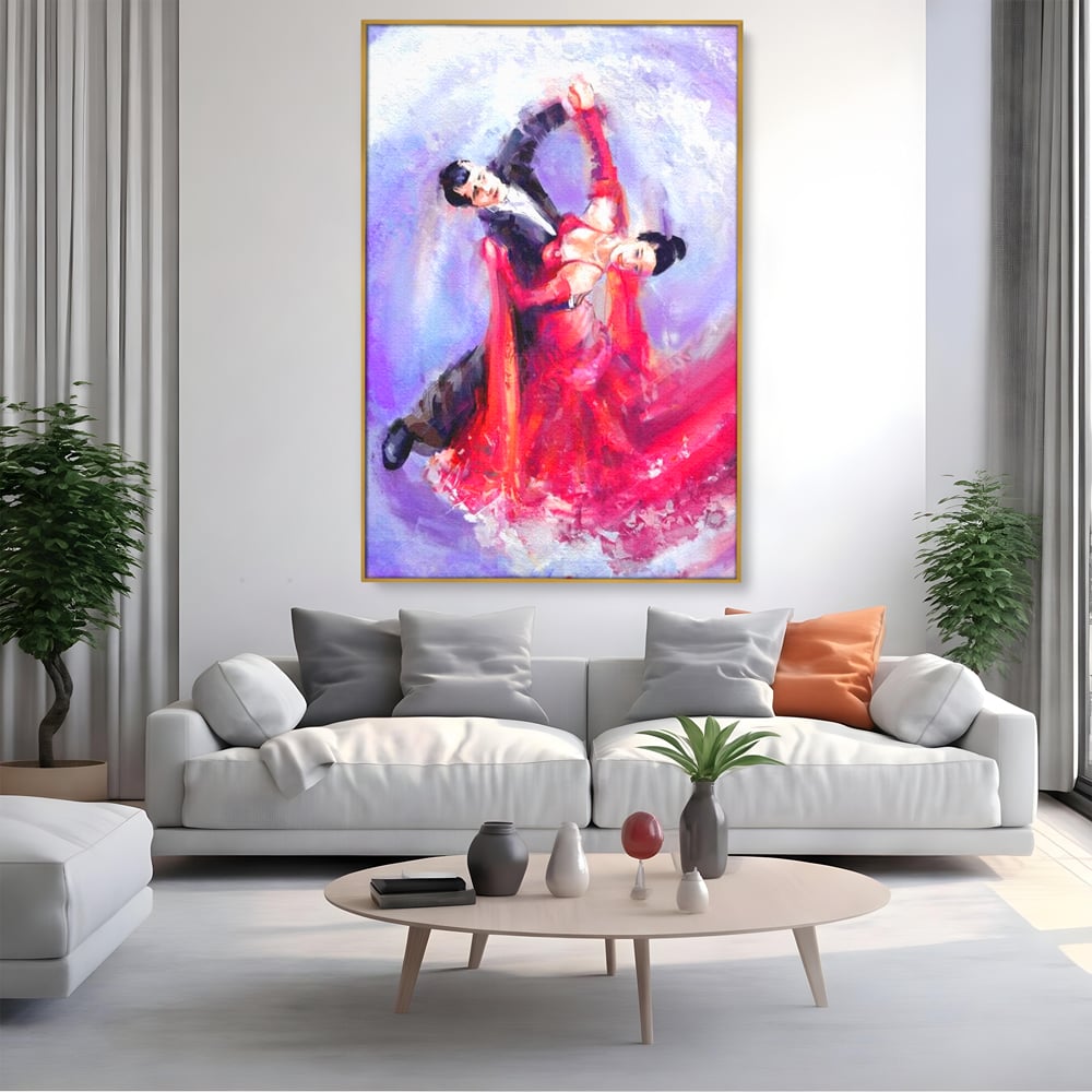 Tablou canvas cu tablou canvas cu o pereche dansand, in rama de aluminiu auriu, pe perete intr-un living